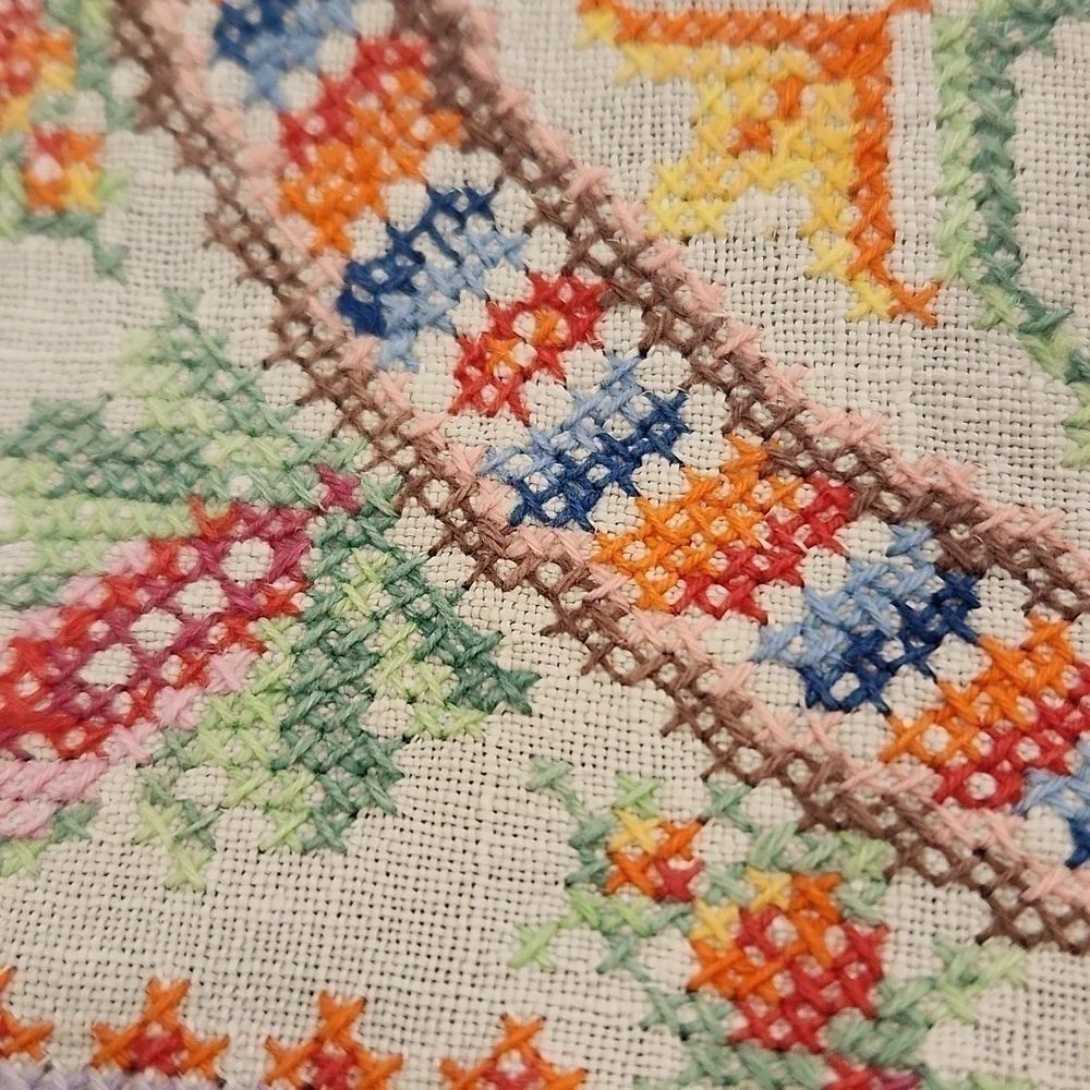 Vtg Cross Stitch Small Table Cover 2 napkins